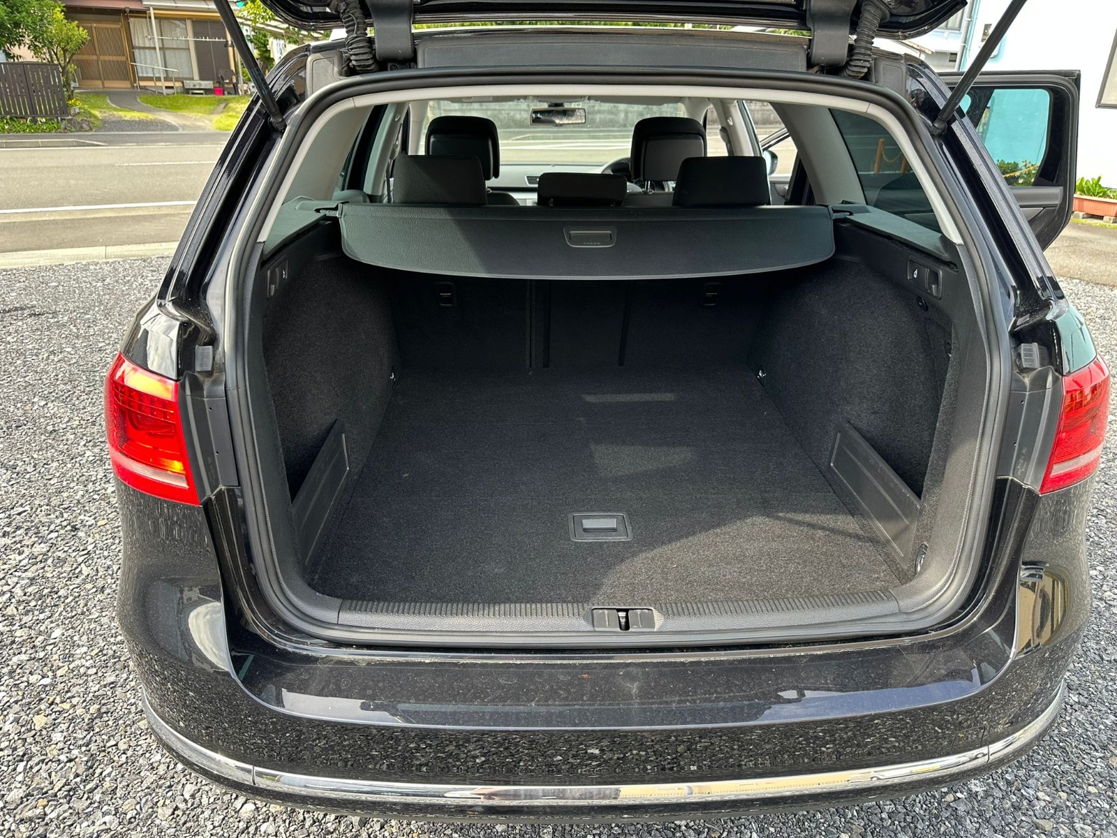 2014-volkswagen-passat-variant-trunk