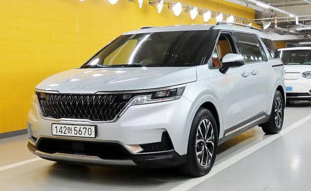 2024 Kia Carnival Exterior Front Angle View