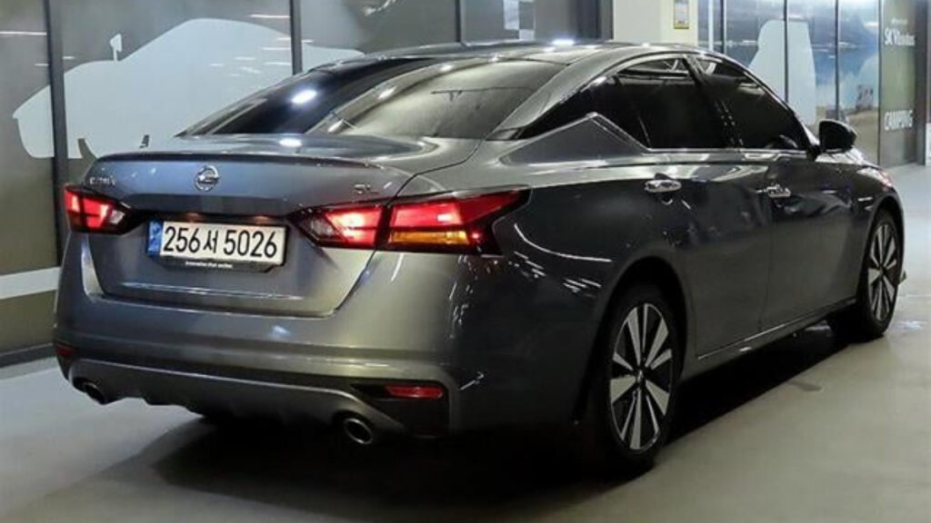 2025 Altima Exterior RearAngle View