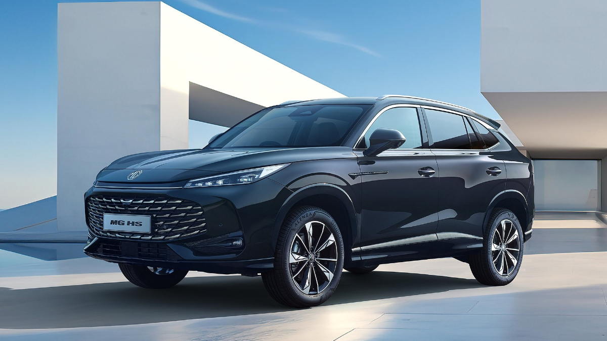 The 2025 MG HS Has 207-HP PHEV Setup And 6-Speed Manual