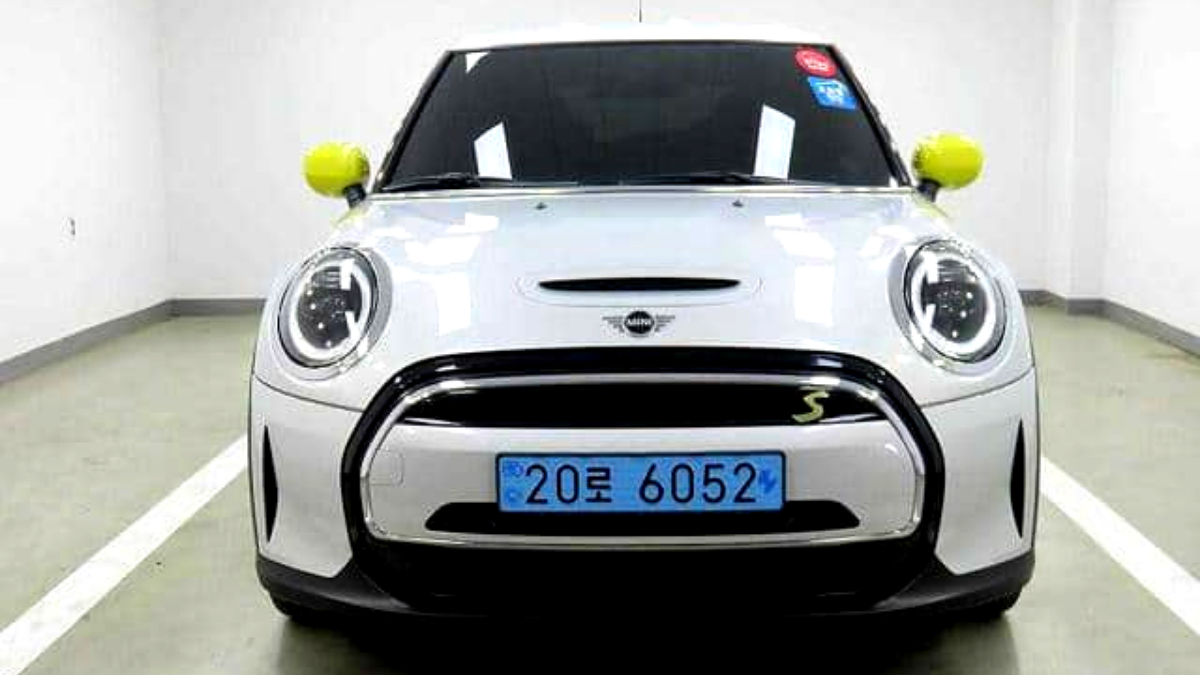 Recalled Mini Cooper EV SE Hardtop Exterior Front Angle View