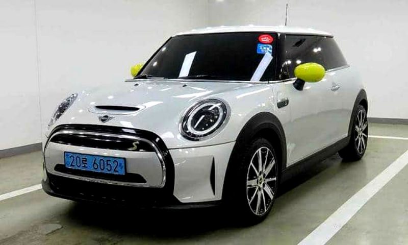 Mini Cooper SE hardtop Exterior Frint Angle view